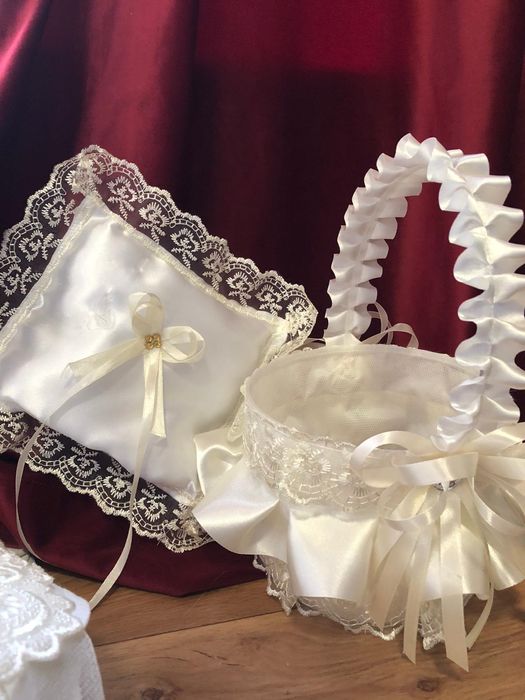 Vând urgent rochie NOUĂ de mireasa!