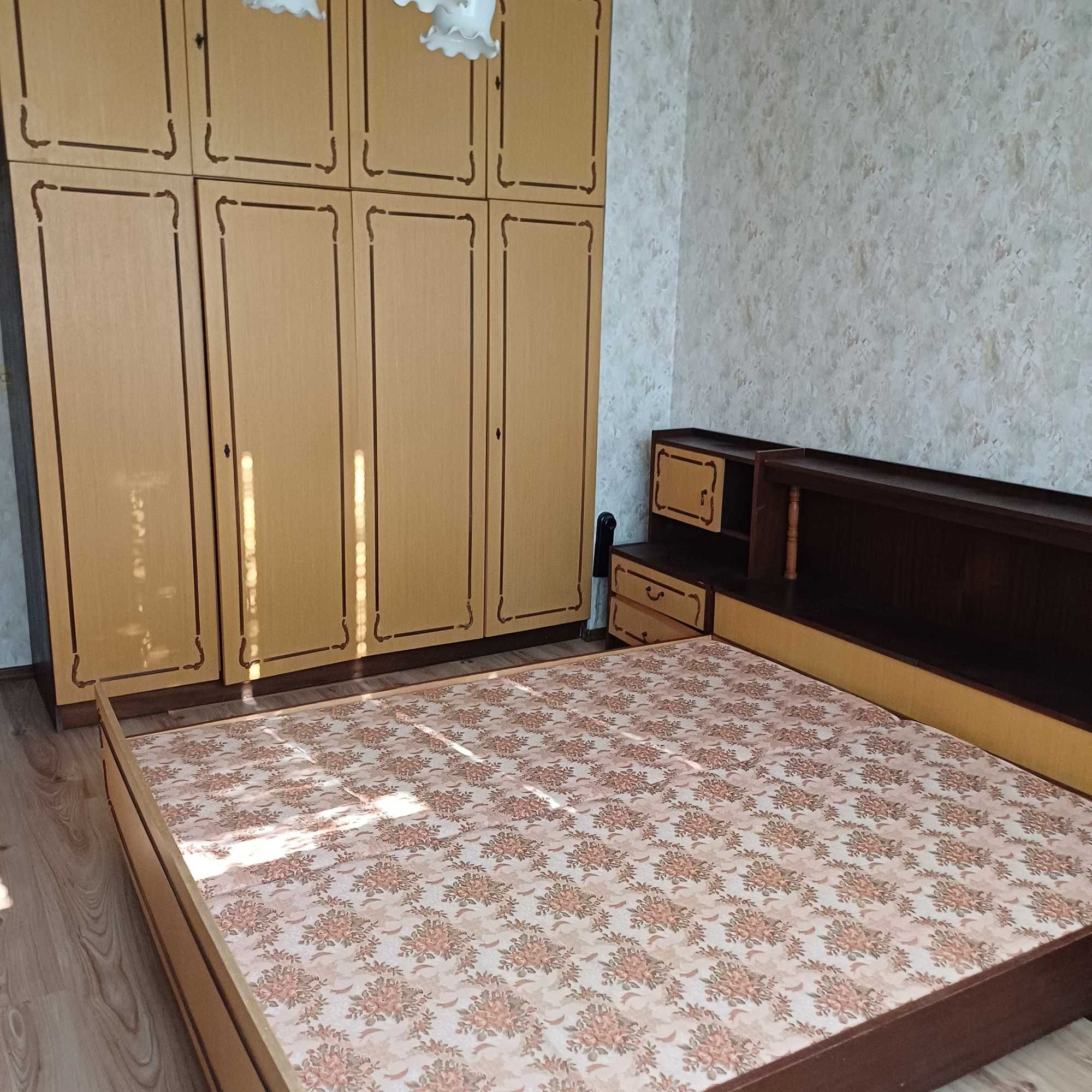 Продавам спалня с размер 180х200 см. Цена по договаряне.