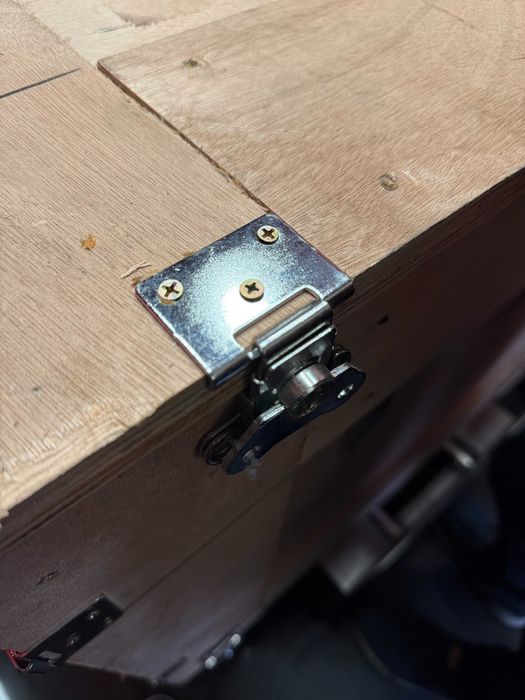 Inchizatori metalice cu fluture de strangere