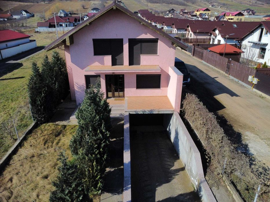 Casă mobilata cu etaj, garaj și teren 3817 mp intravilan in Mărgineni