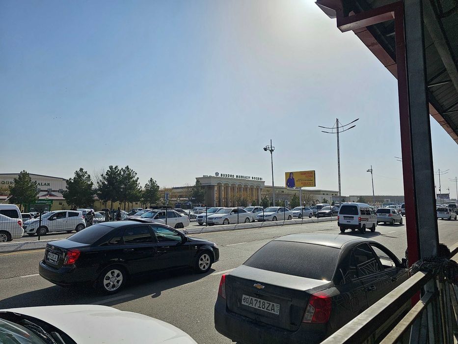 Kalxoz bozor ro‘parasida joylashgan 2 qavatli do‘konl sotiladi.