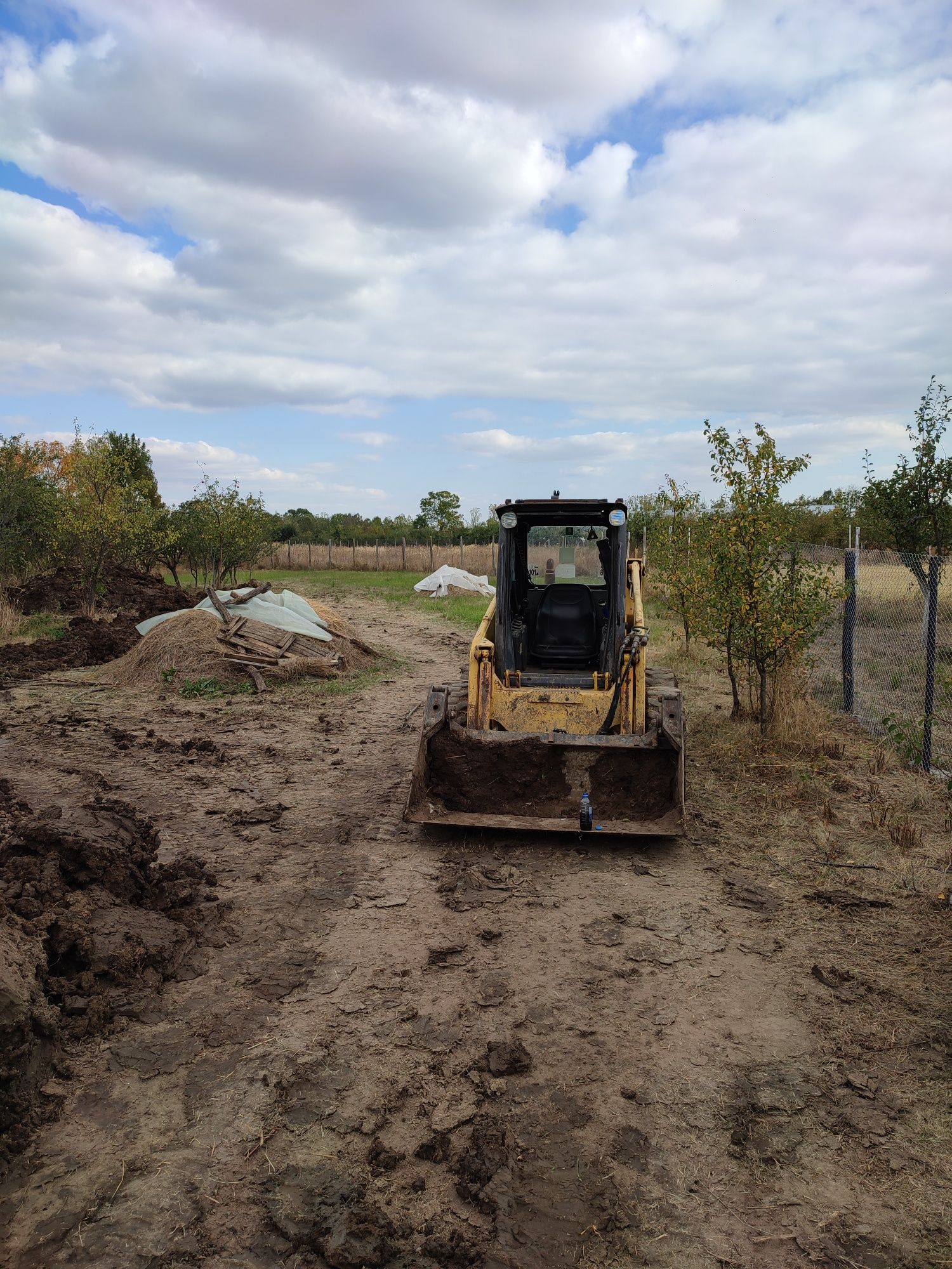 Execut lucrări cu Miniexcavator și bobcat