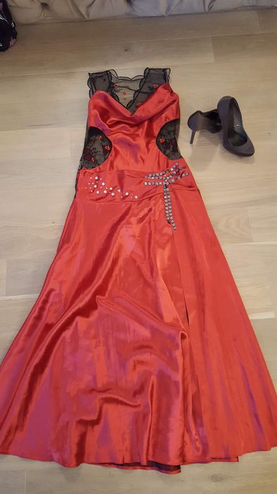 Rochie din saten rosu cu spatele din dantela!