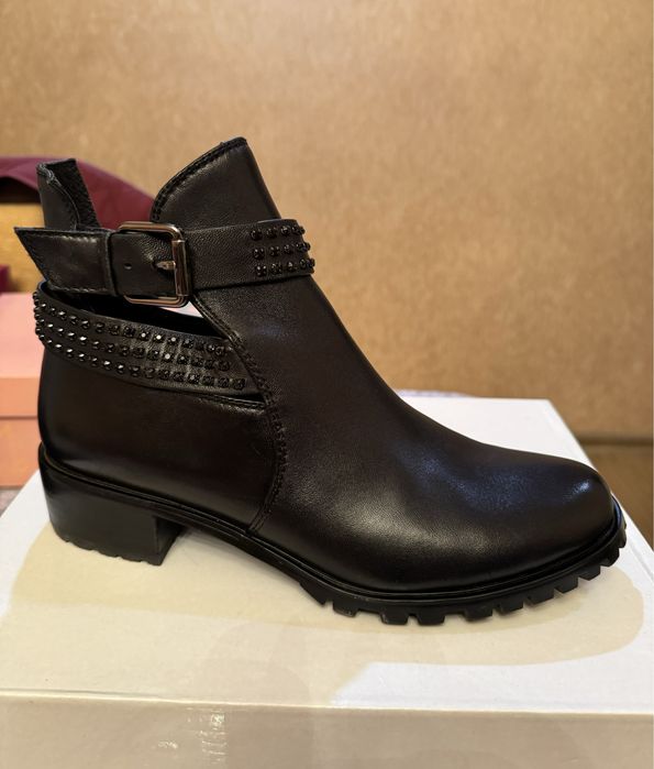 Продаются новые осенние ботинки женские