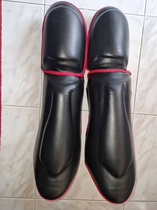 Протектори за крака FORCE 1 и боксови ръкавици Adidas