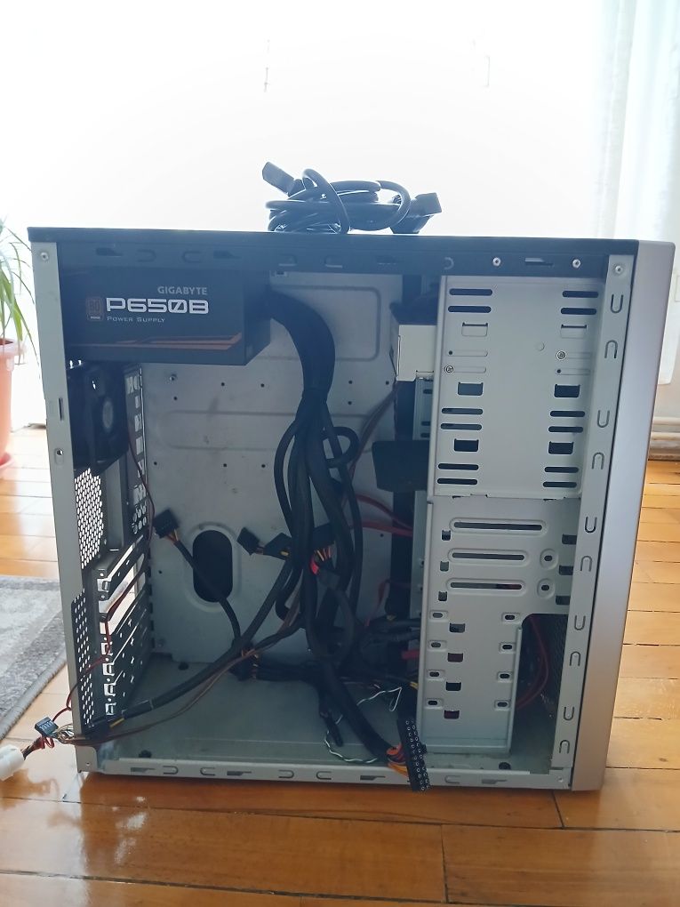 Carcasa PC Delux + Sursa GIGABYTE 650W