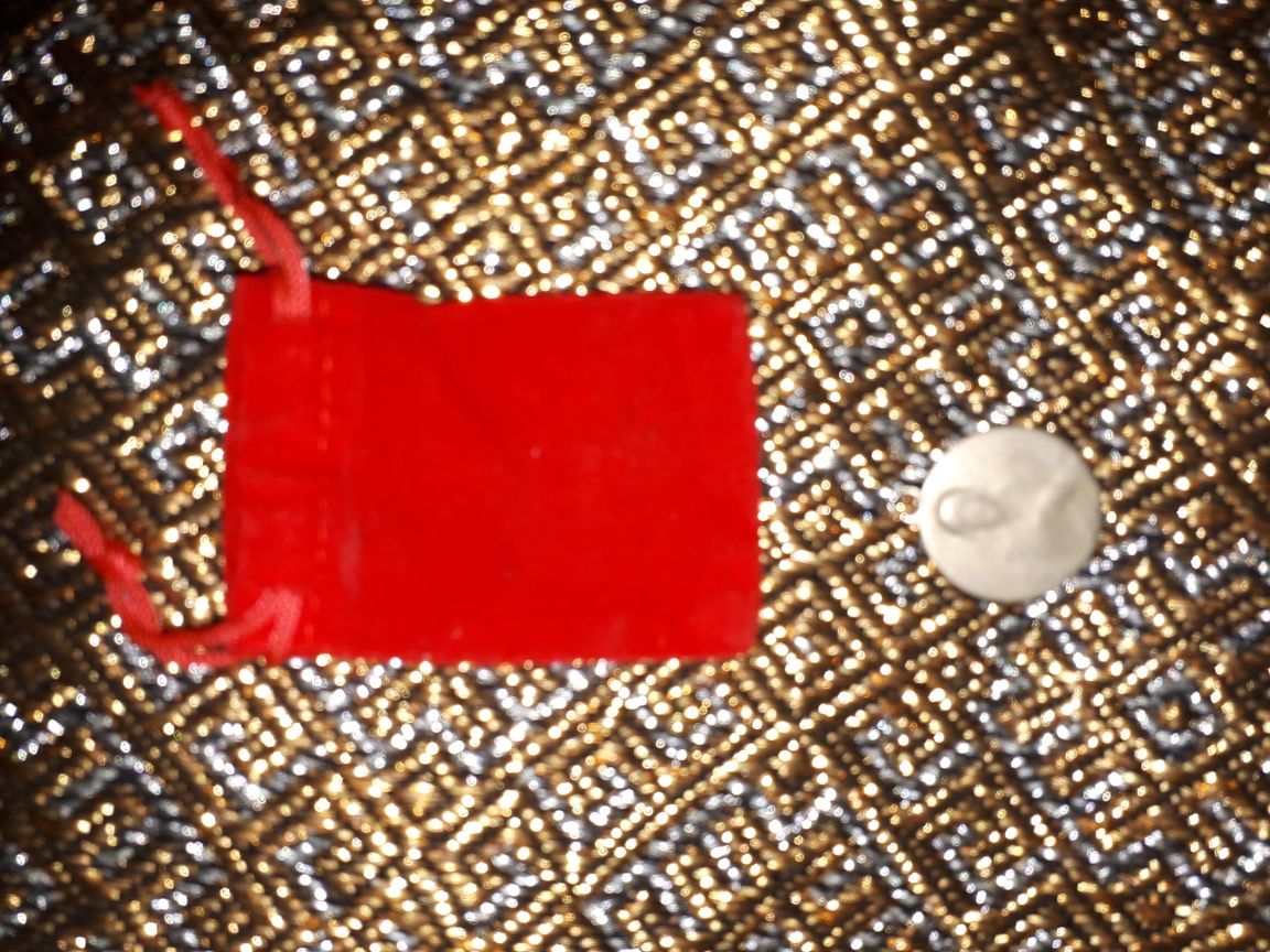 Medalion din argint cu chipul fecioarei in relief,cu saculet pt depozi