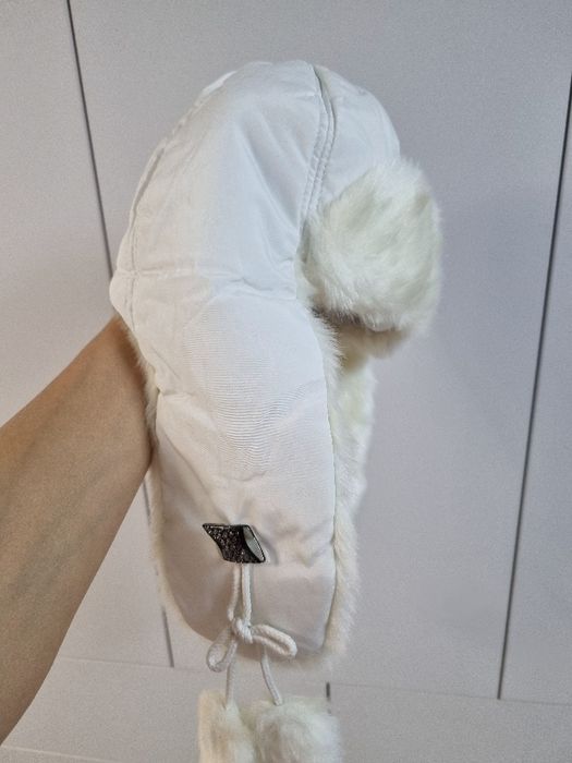 Căciula albă din fâs si blăniță