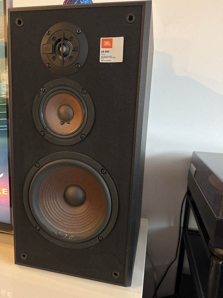 трилентови колони JBL
