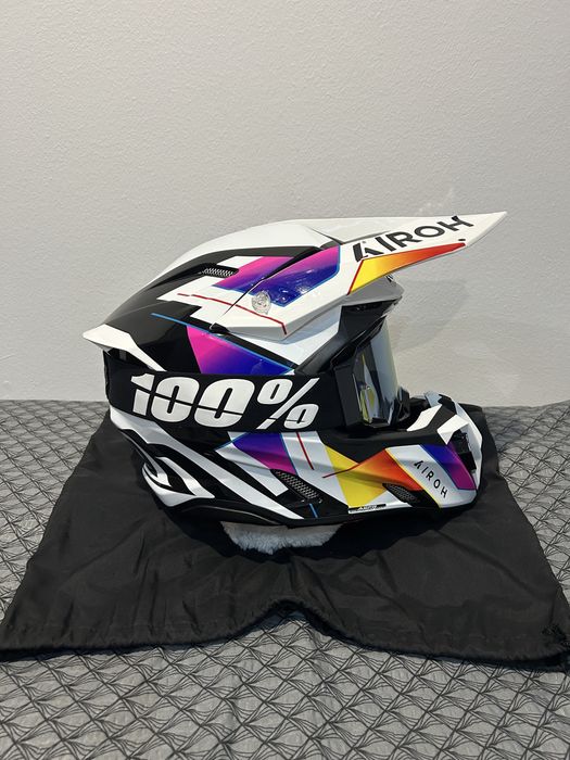 НОВА Каска AIROH TWIST 3 + очила и аудио система