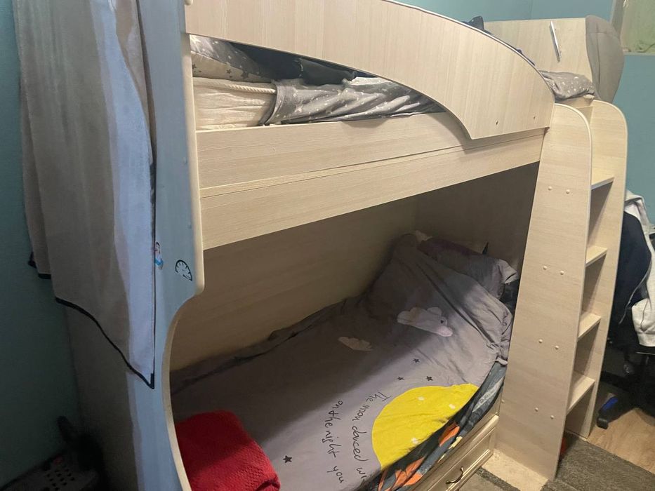 Двухэтажная кровать в отличном состоянии, с лестницей и ящиками