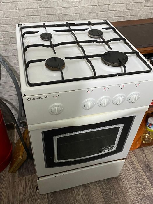 Газовая плита с духовкой.