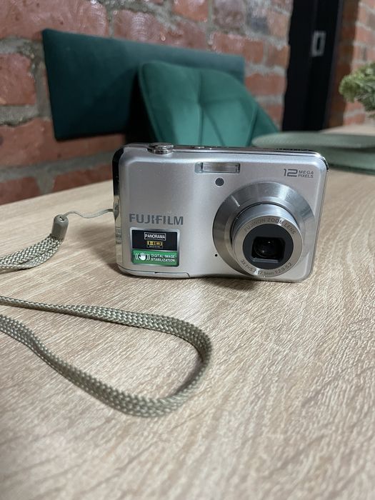 Aparat foto Fujifilm AV100 – 12 MP – cu card SD și husă
