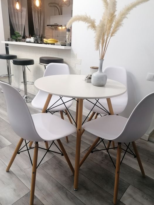 Masă rotundă cu 4 scaune