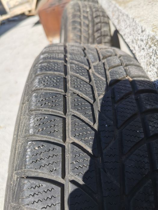 3 броя зимни гуми hankook 205 70 15