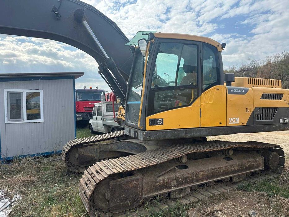 VAND Excavator pe senile Volvo 250DL
