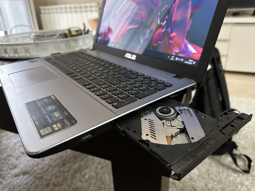 Лаптоп Asus K550 Intel i7 Nvdia gtx950 12GB Ram, 512GB Ssd DVD,