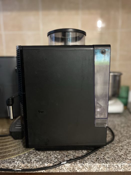Espressor automat Krups cu duză de abur și râșniță pe 3 niveluri