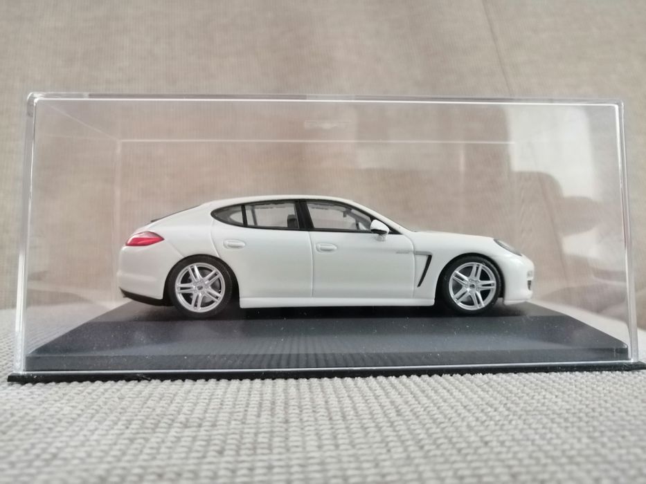 Vand machete Porsche Panamera MK1(gen I) alb, gri și negru, 1/43