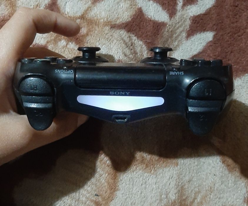 Vând manetă originală PlayStation 4 ps4 în stare bună wireless