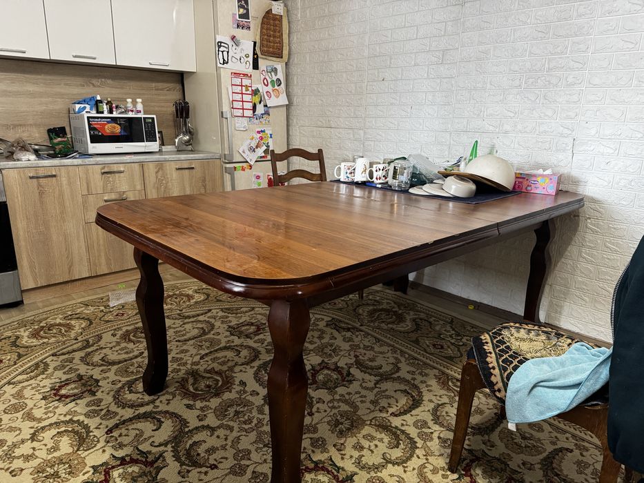 Продаю дубовый кухонный стол