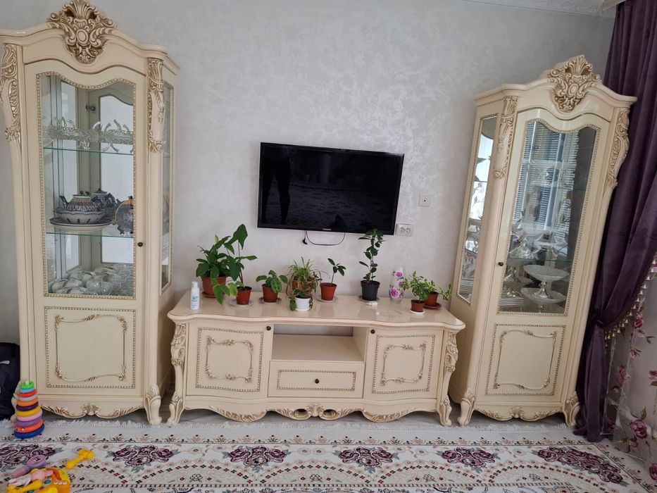 Продам сервант.