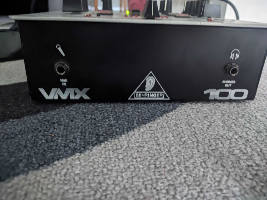 Behringer VMX100 mixer