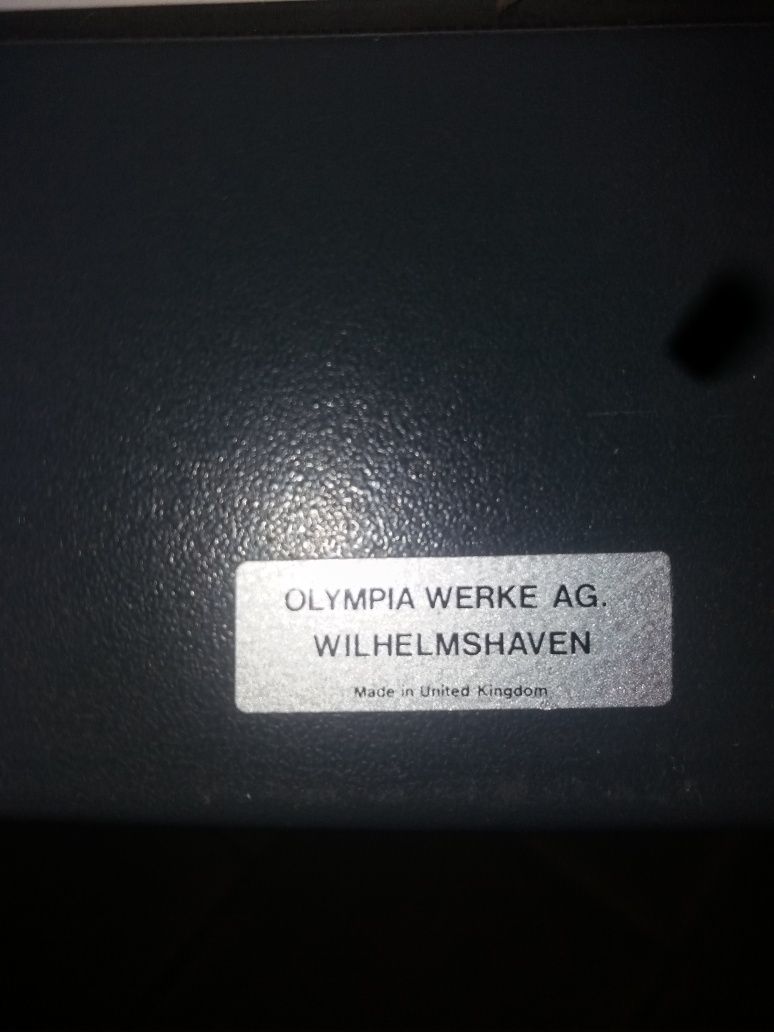 Vand 2  masini de scris manuală OLIMPIA.
