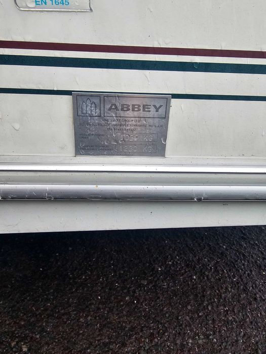 Продавам каравана в прекрасно състояние 2004 г.