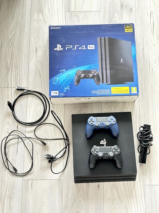 PS4 Pro + 2 manete + cameră video PlayStation