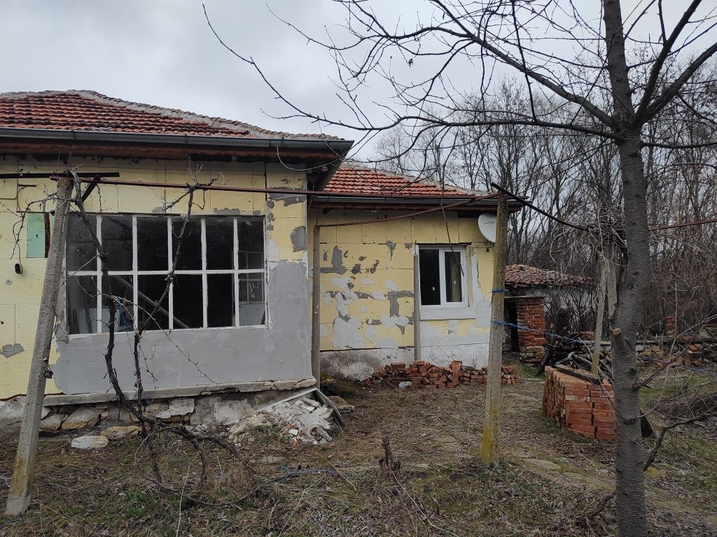 Къща с двор с.Долно Белево