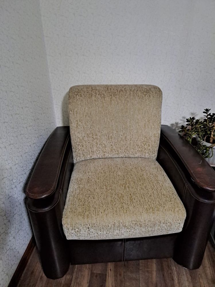 Продам диван с кресломи