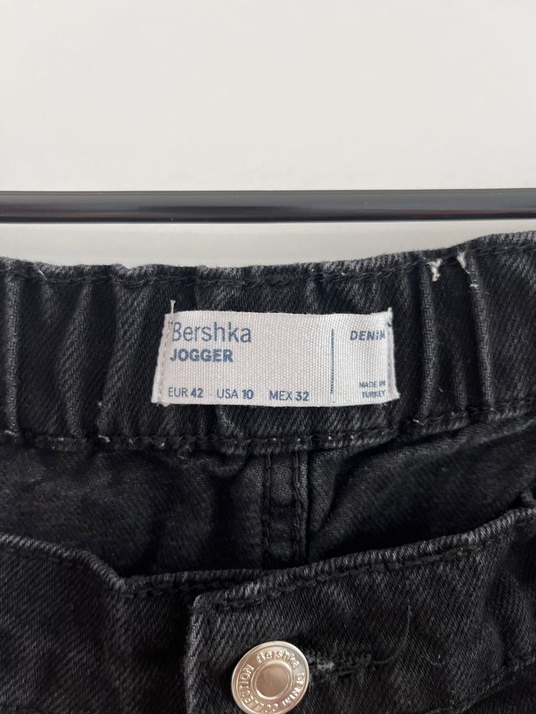 Дънки Bershka с цветни надписи.