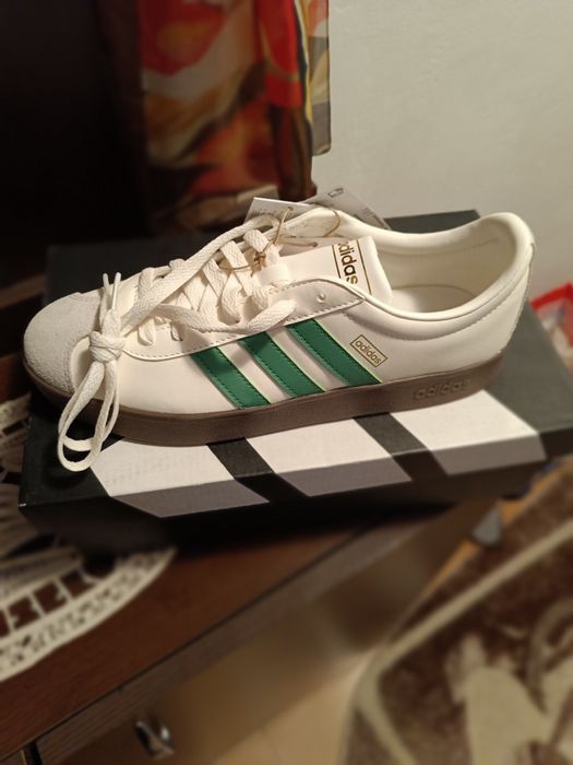 Adidasi Adidas noi nepurtati cu eticheta