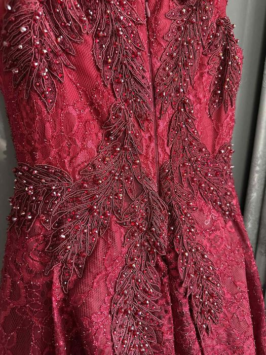 Бална рокля в цвят бордо