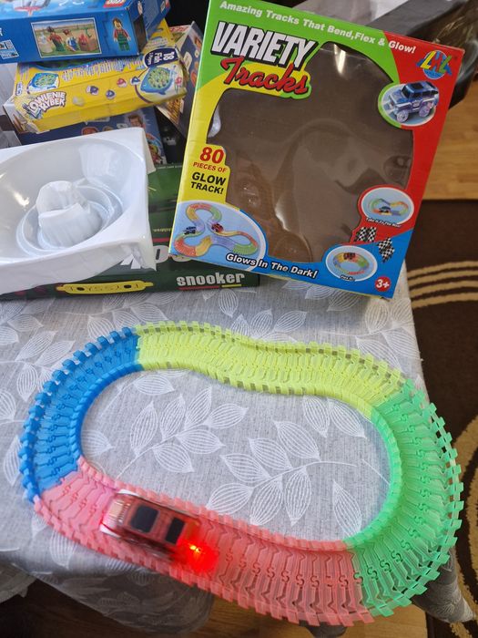 Pistă auto cu mașinuța cu leduri