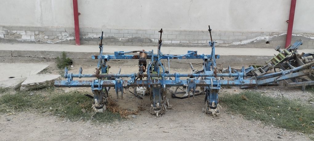 Kultuvassa traktor