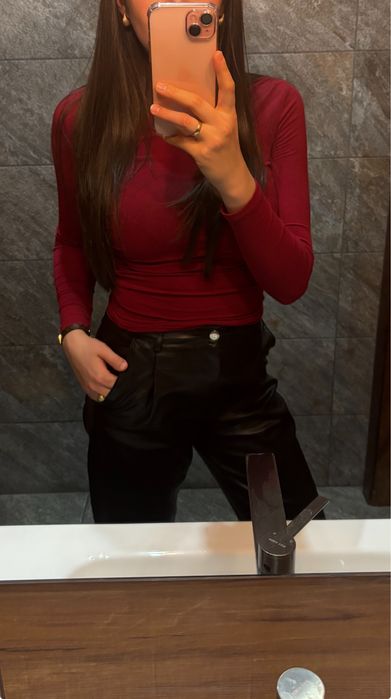 Красный лонгслив