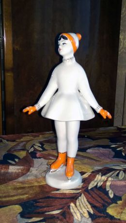 Фарфоровая статуэтка - "Девочка на коньках"
