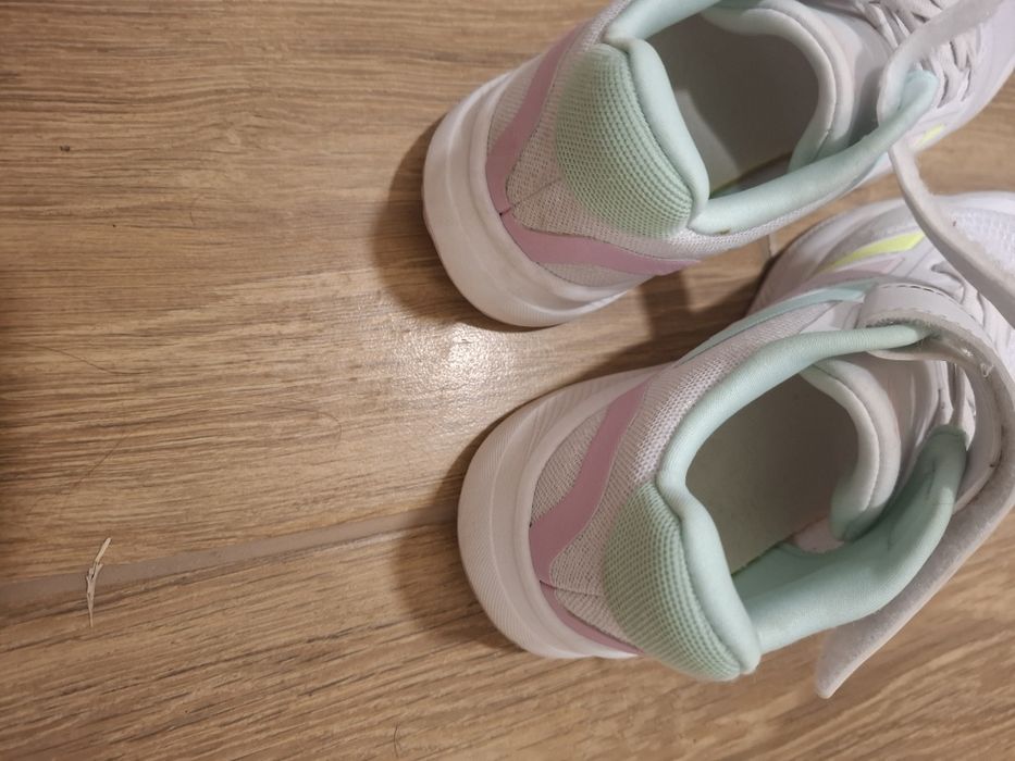 Маратонки adidas 35 номер като нови