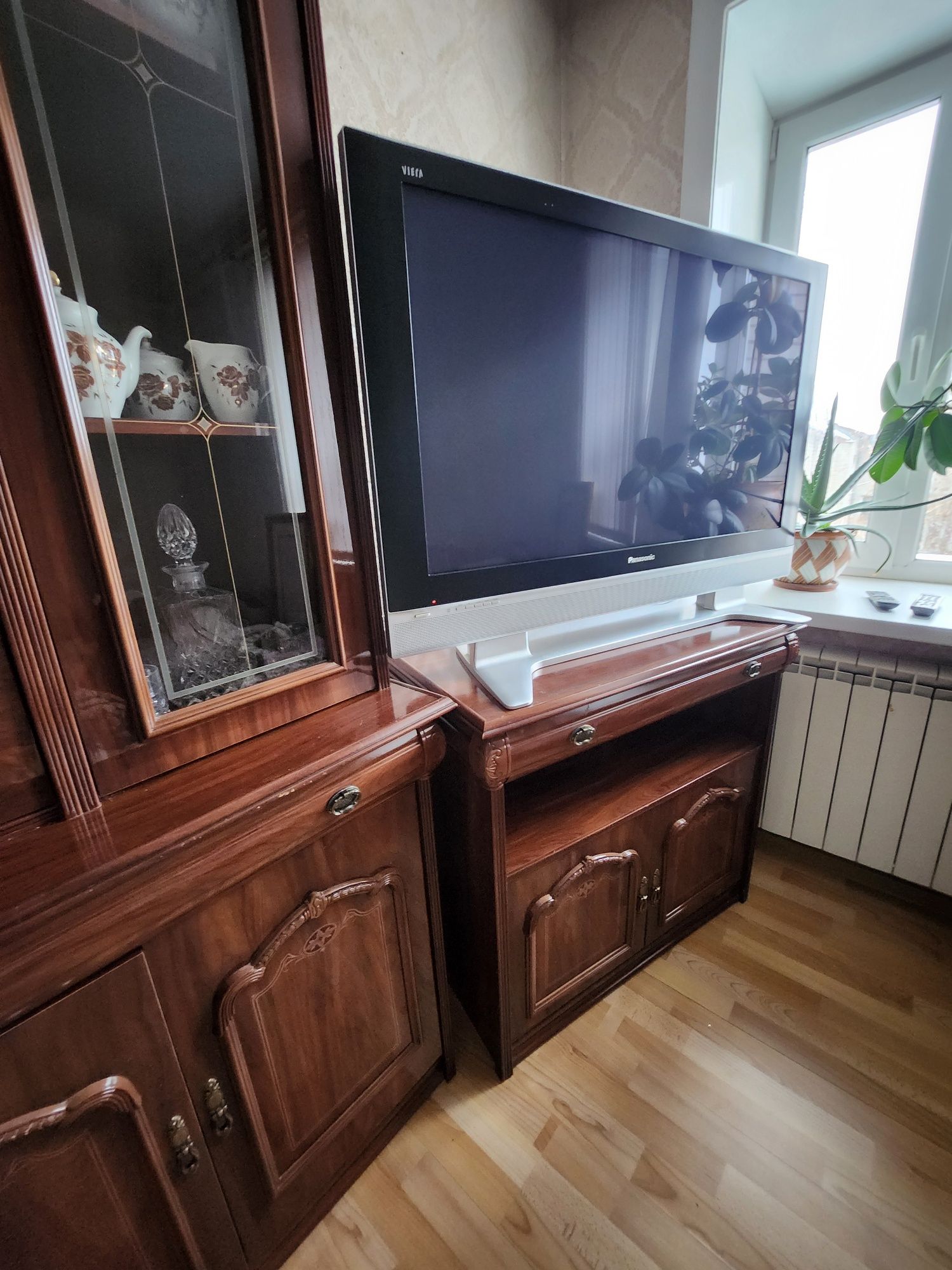 Продам деревянную стенку в гостиную