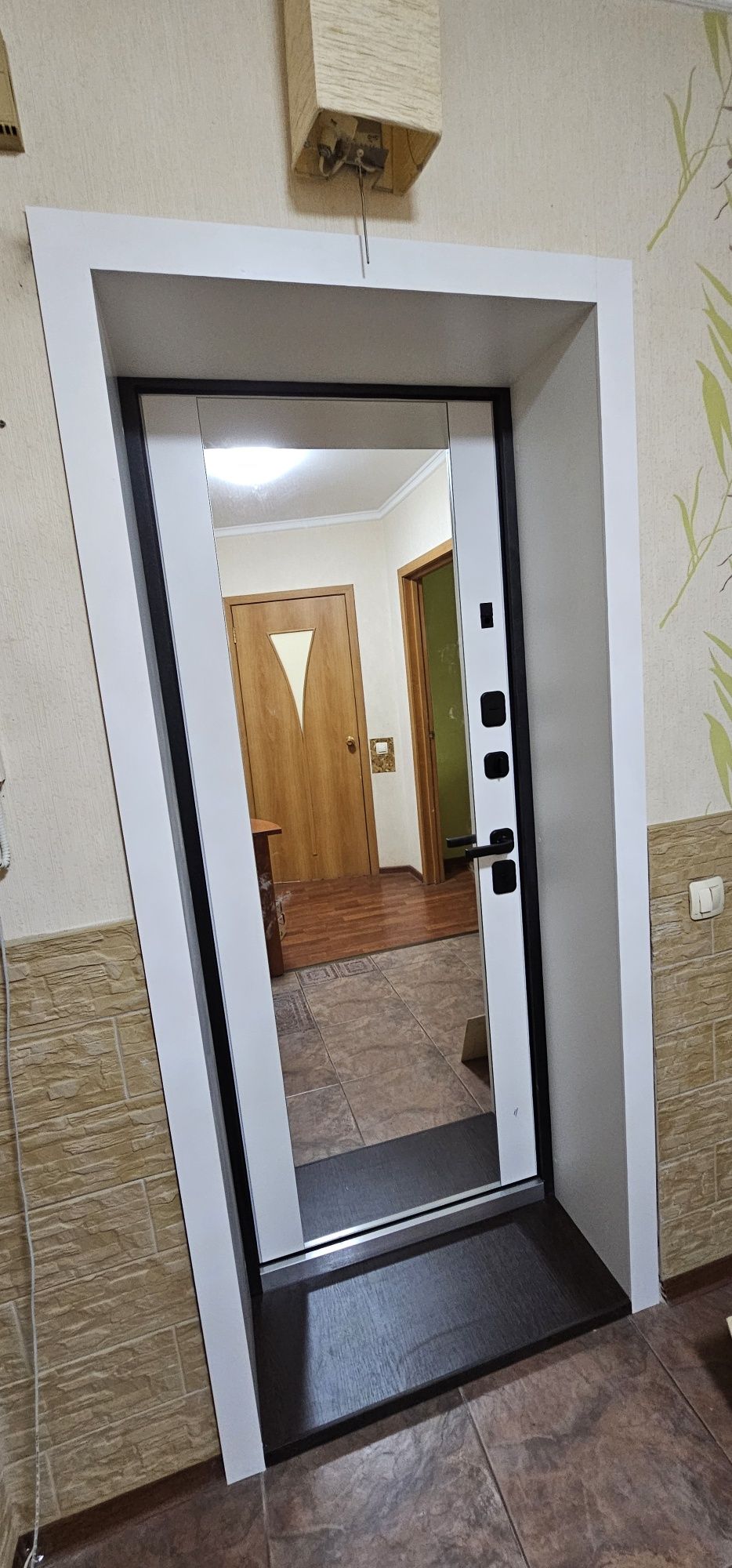 Установка входных дверей и откосов