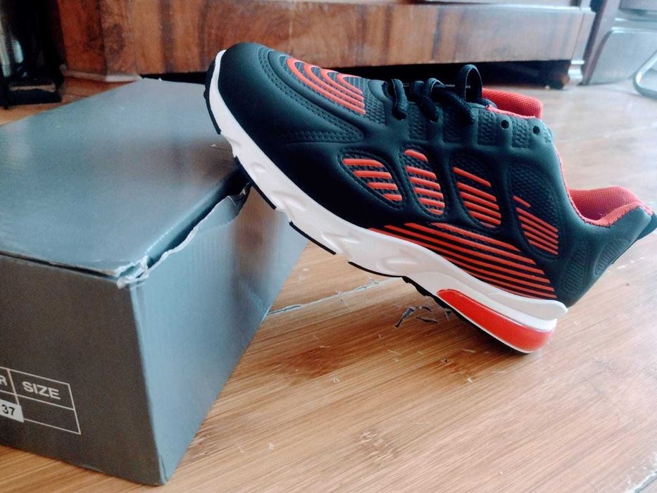 Vând o pereche de adidas 37