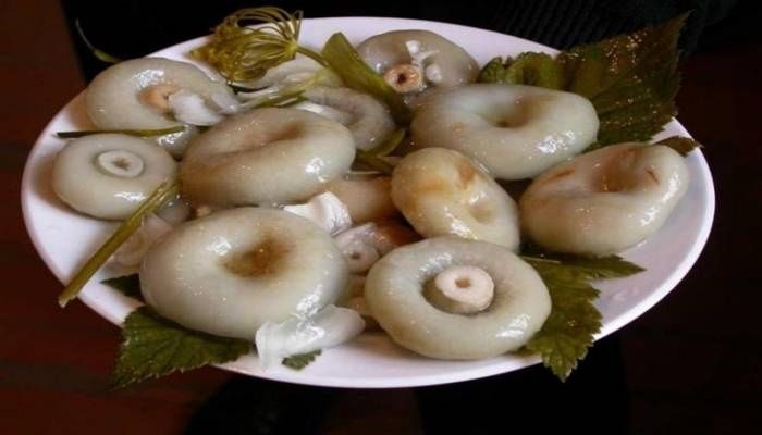 Грузди лесные солёные .