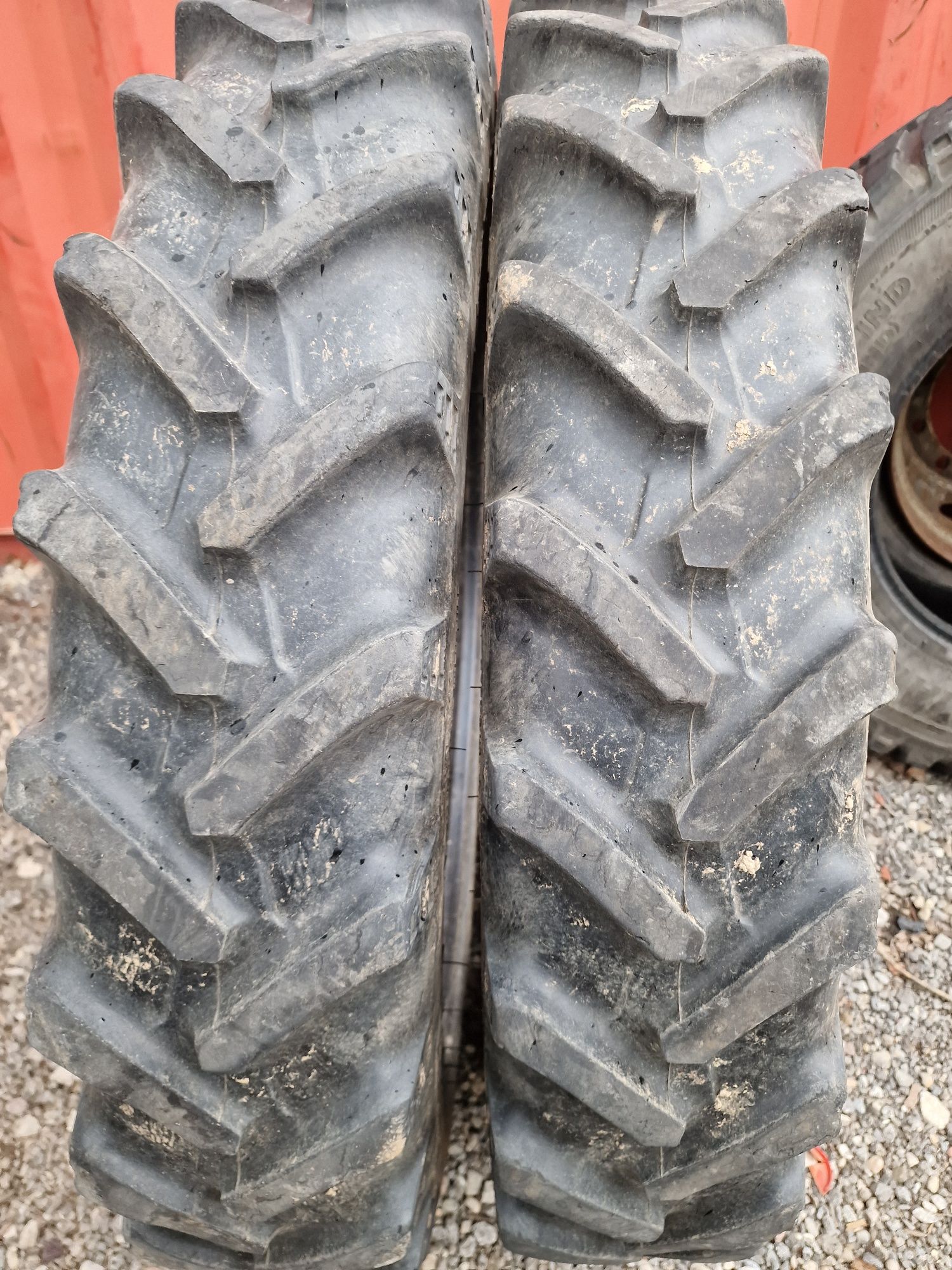 CAUCIUCURI agricole 8.3R32 (210/95R32) marca BKT