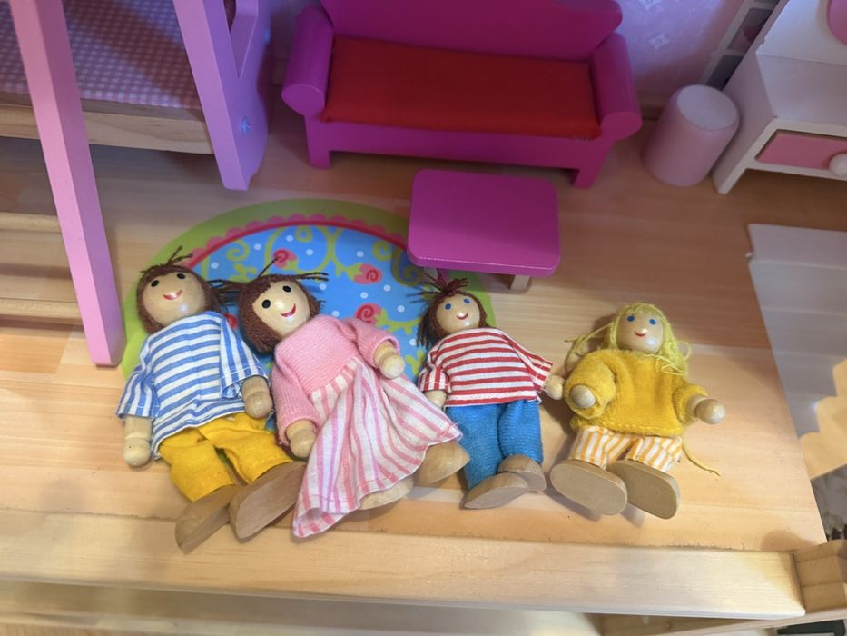 Дървена къща за кукли