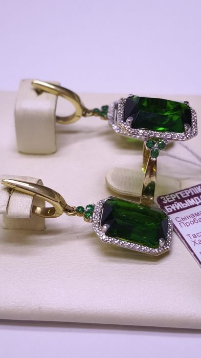 Комплект из жёлтого золота с изумрудами и бриллиантами