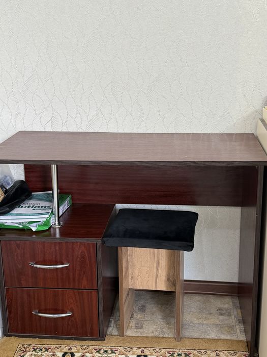 Письменный стол в хорошем состоянии