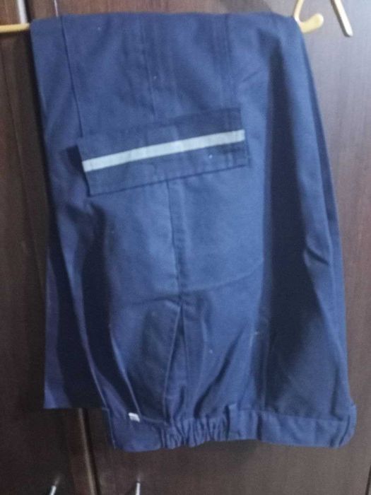 спец.брюки темносинего цвета.