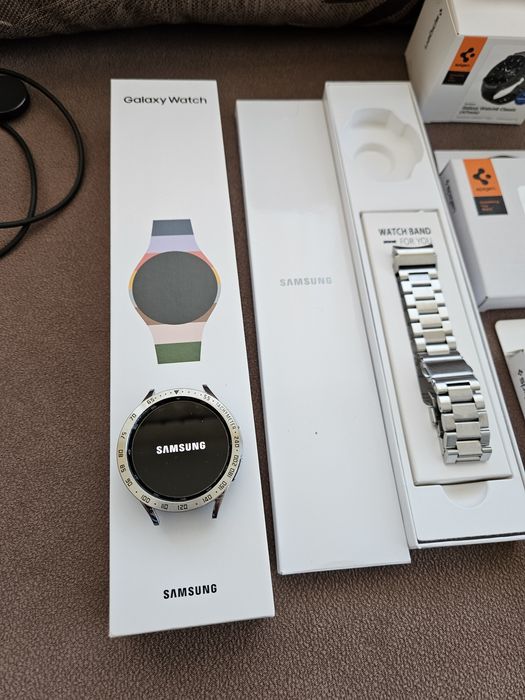 Samsung Galaxy Watch 6 Classic 47мм LTE много аксесоари, Spigen каишка